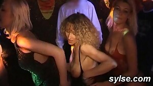 MILF et teen gode en voiture et gangbang partouze en boite